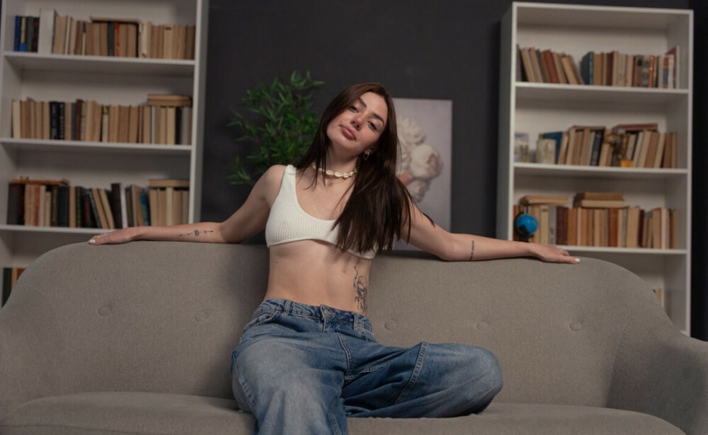 JoyceQ Bombshell Tease in Stunning 4K VR