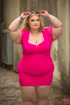 Callie Mack Stuns in Sexy Dress Solo 4K - Image 5