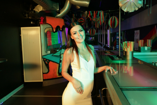 Cindy Shine Solo Seduction on Bar in 8K VR - Image 2