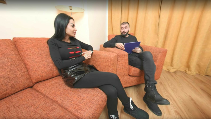 Suzzi Eis in Intense VR Therapy Session - Image 1