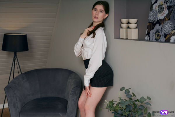 Hot Pearl in Erotic Apartment Deal VR - Image 1